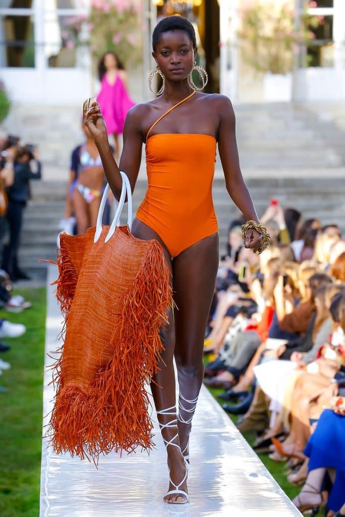 Modelo en bañador con maxibolso en el desfile de Jacquemus