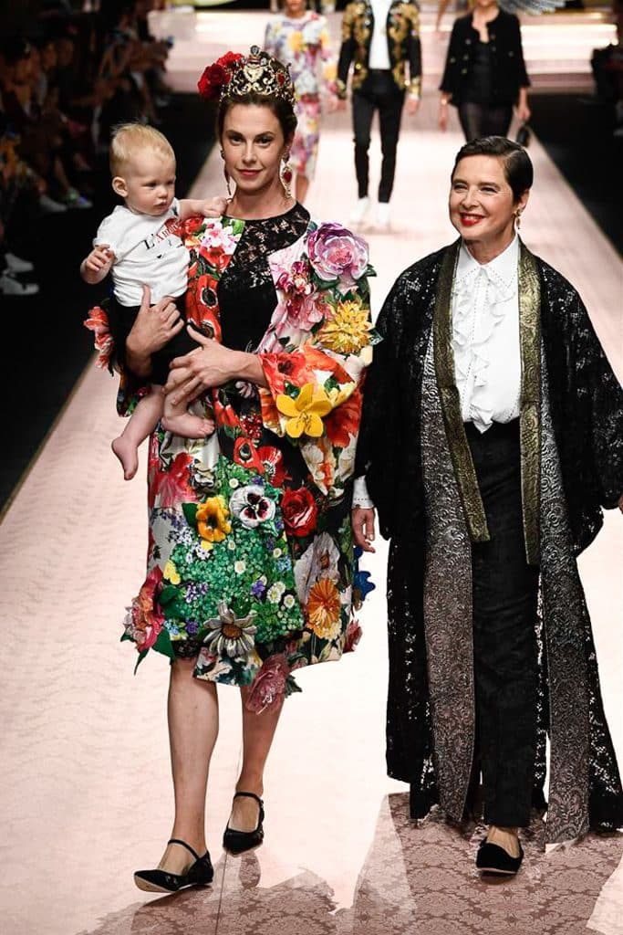 Modelos con bebe en el desfile de Dolce & Gabbana