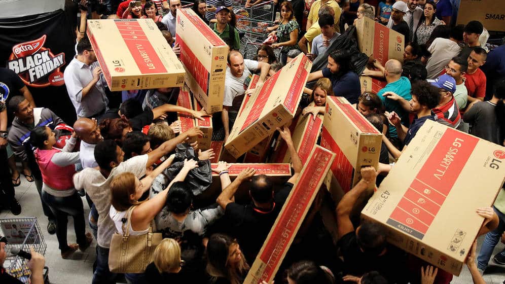 Clientes peleando por comprar productos con descuento en el Black Friday