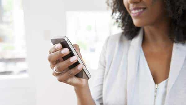 mujer consulta móvil rrss