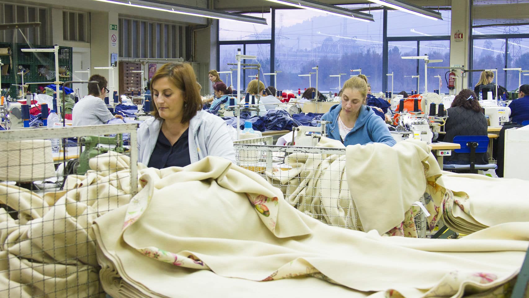 Costureras trabajan en la fábrica de Crispim Abreu en Serzedelo @elespanol.com