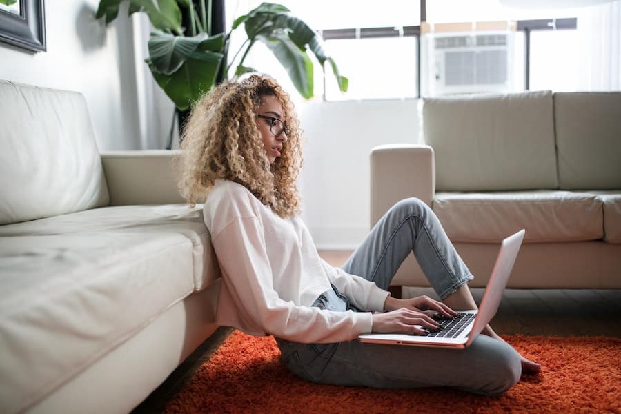 Siete consejos (realmente útiles) para teletrabajar y mejorar tu carrera laboral mientras estás en casa