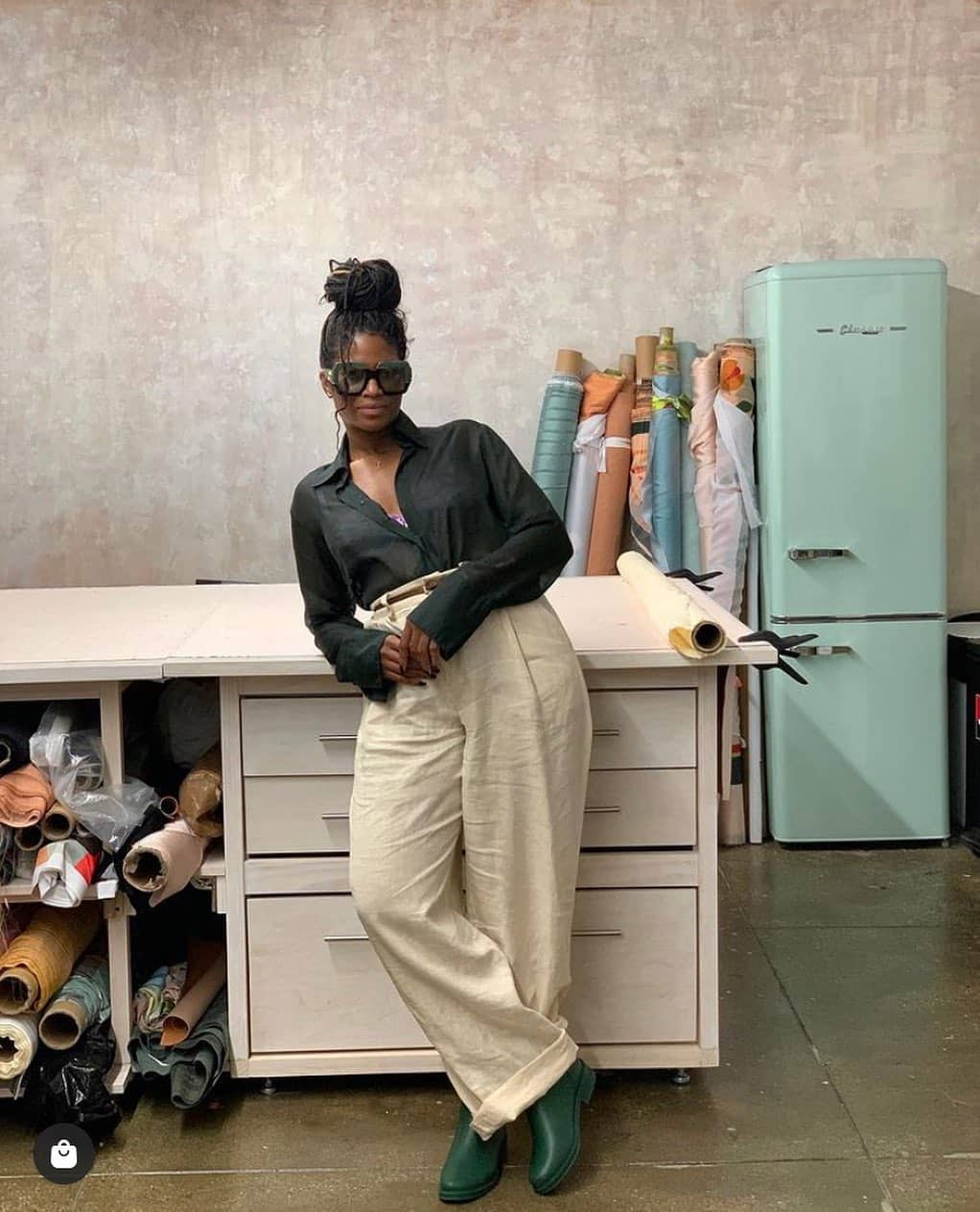 La herencia caribeña de Fe Noel está muy presente en los diseños de su marca en Brooklyn. Se estrenó en la industria a los 19 con una tienda de ropa 'vintage' desde la que fue dibujando su proyecto hasta hacerlo realidad, y al que ha añadido una fundación para ayudar a jóvenes emprendedoras. También su país de nacimiento, Nigeria, sirve de inspiración para los colores y estampados de Andrea Iyamah, otra diseñadora en ascenso que destaca especialmente en la moda de baño. 