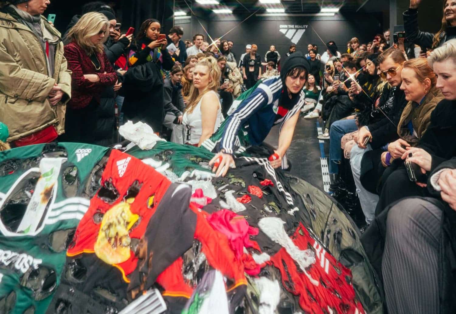 Robo de imagen o marketing de guerrilla: el desfile más punk de Adidas
